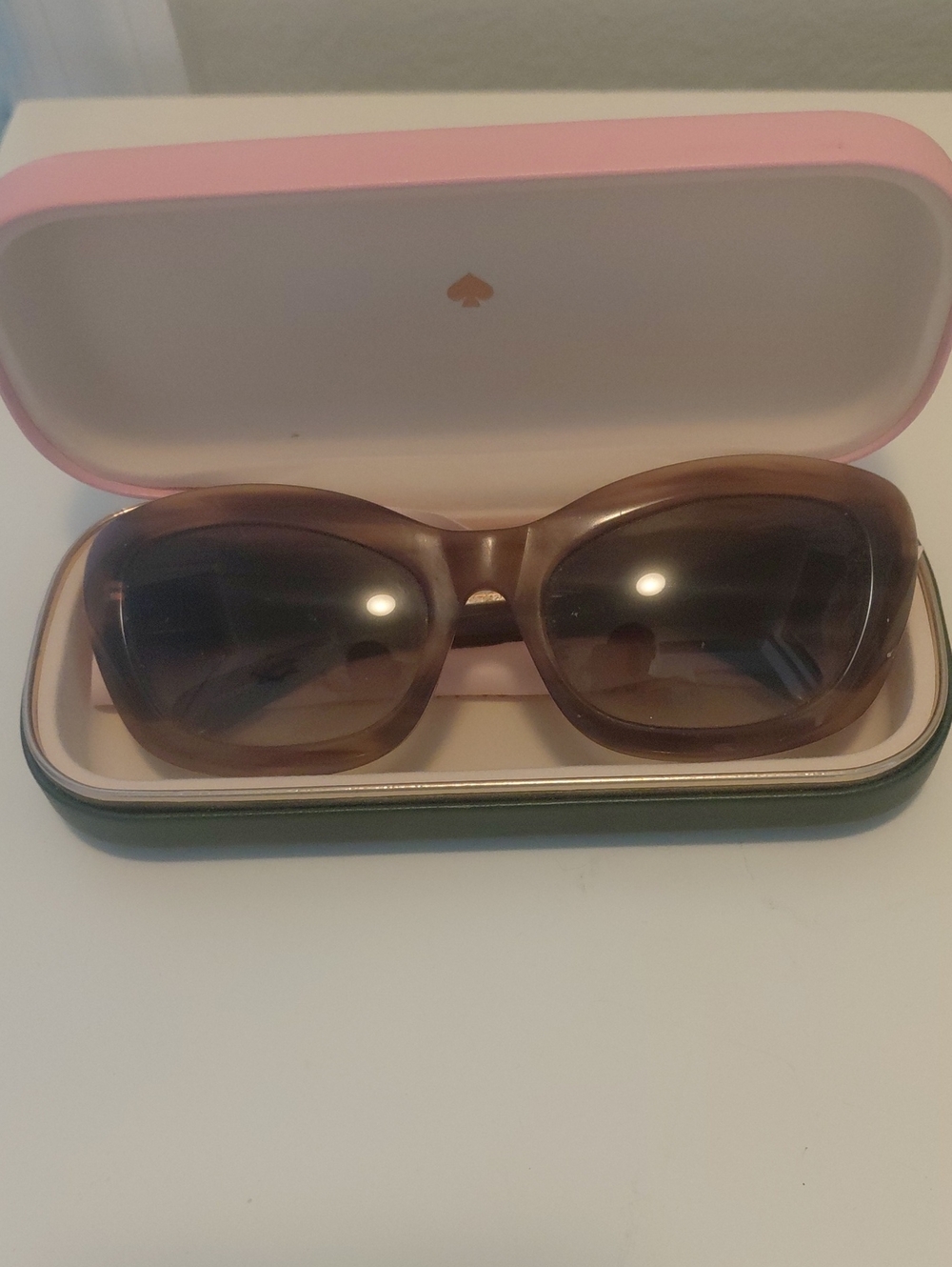 kate spade brown gradient lens sunglasses with pink case